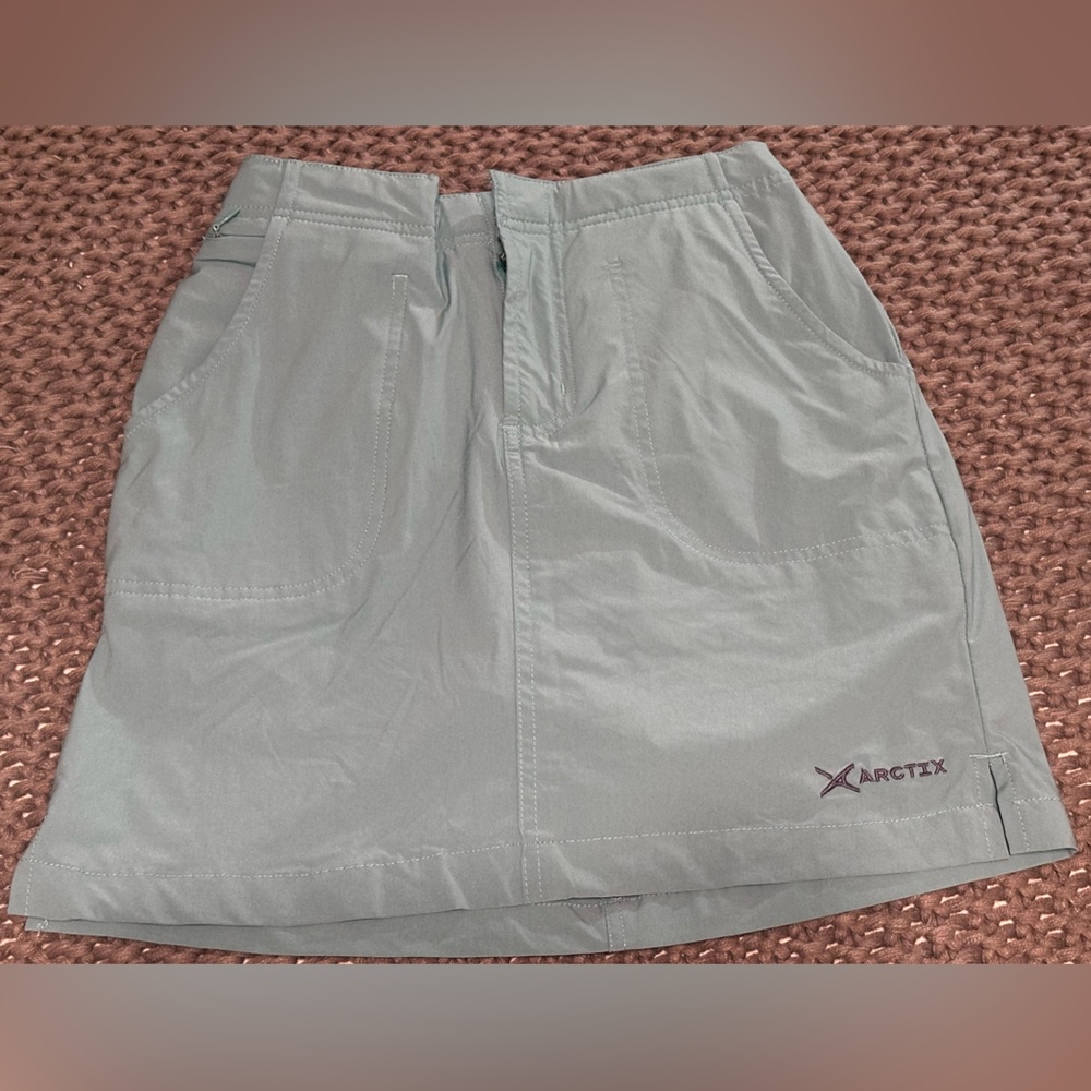 Arctix olive green active skort. Size XS